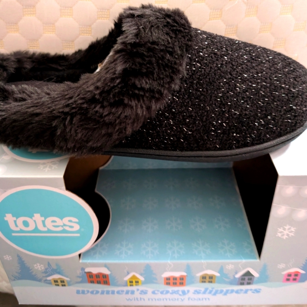 Totes women's cozy slippers w/ memory foam size 9-10  and size 8-9